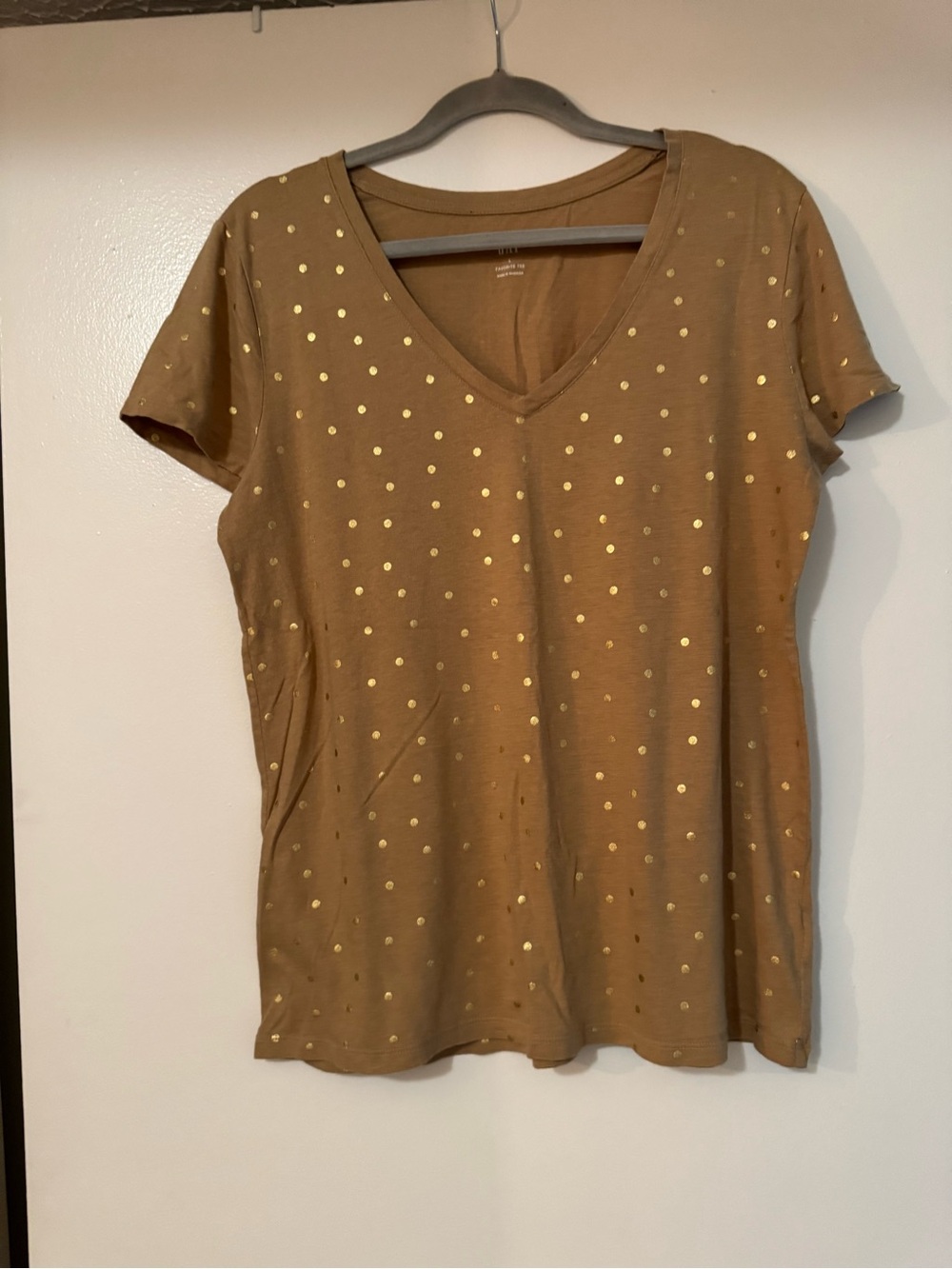 Women’s Gap V-Neck Short Sleeve Top with Gold Dot Accent